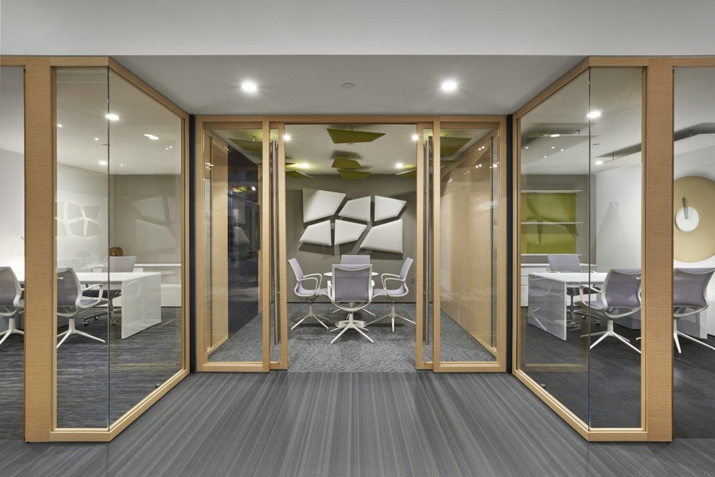 Cloison Modulo : modules vitrés en bois assemblés en bureaux
