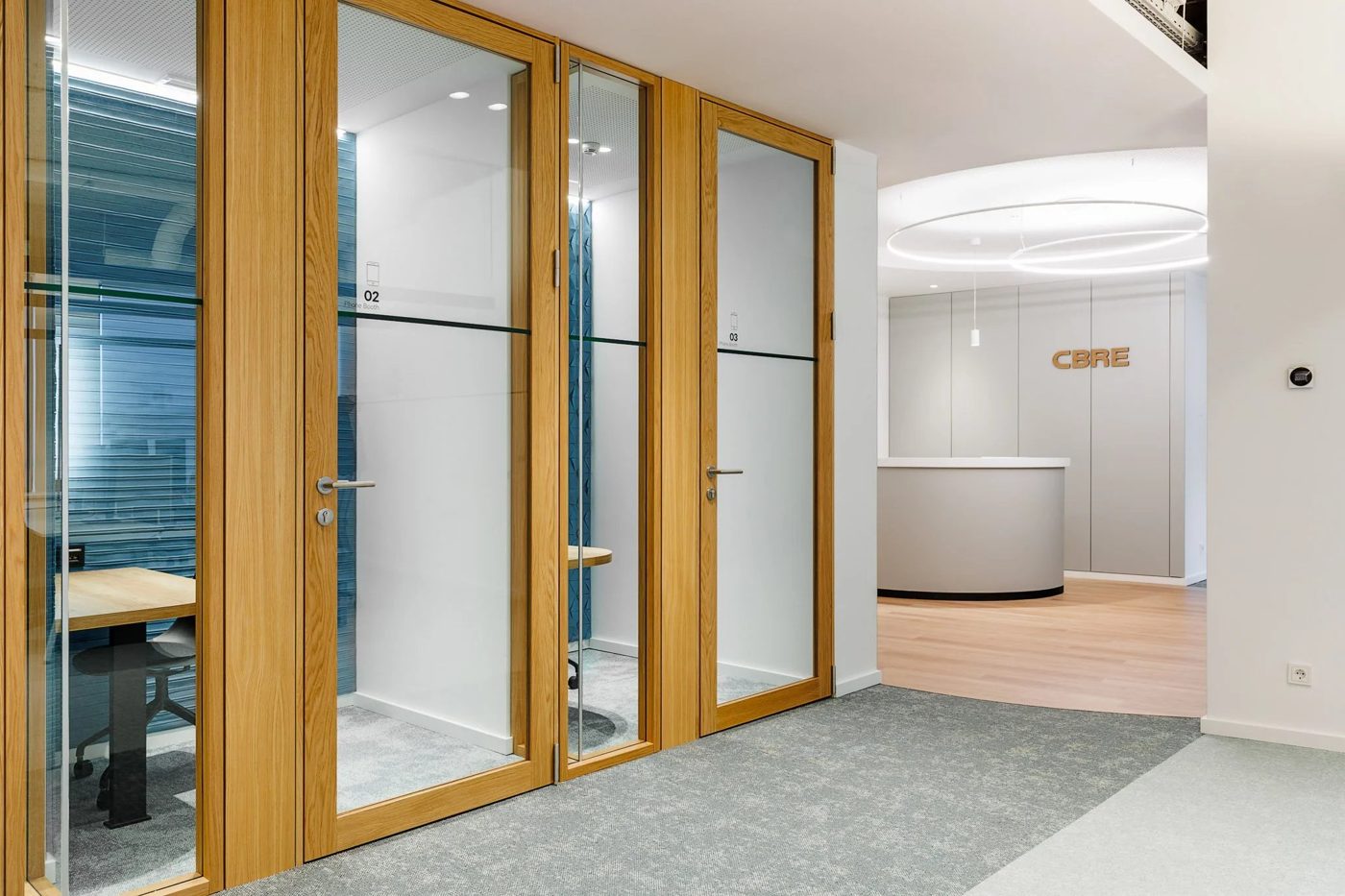 Couloir de bureaux vitrés
