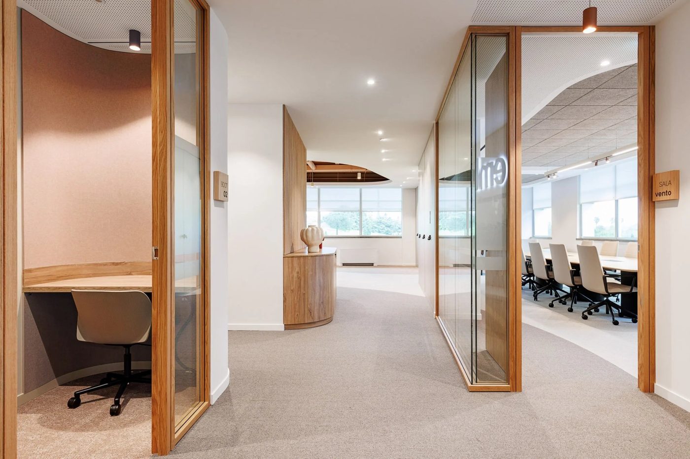 Espace d'accueil et bureaux vitrés