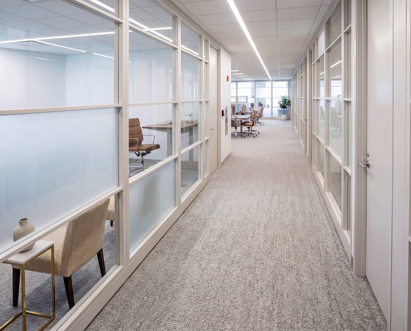Couloir de bureaux vitrés en bois