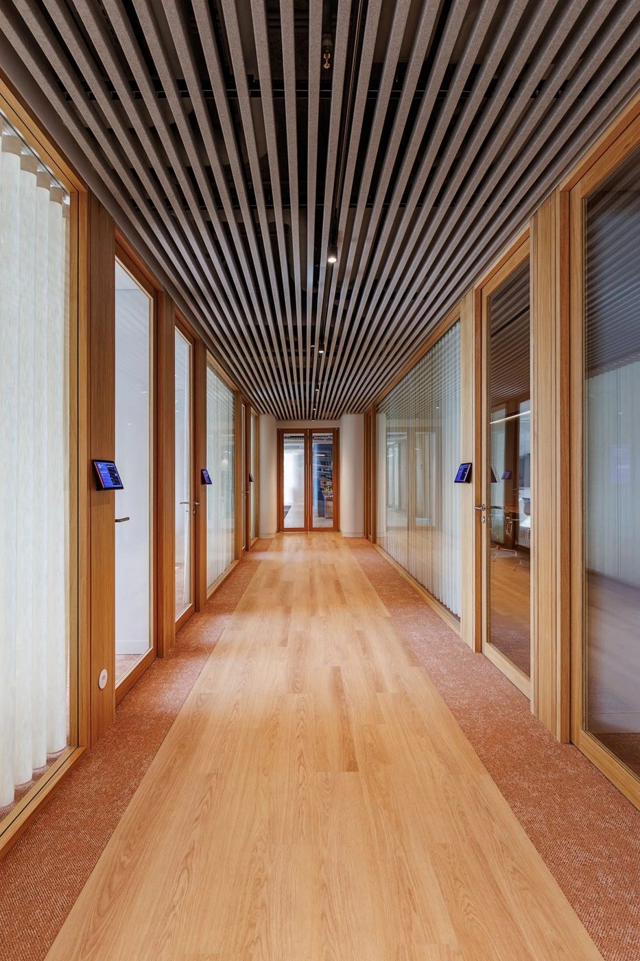 Couloir cloisonné en bois
