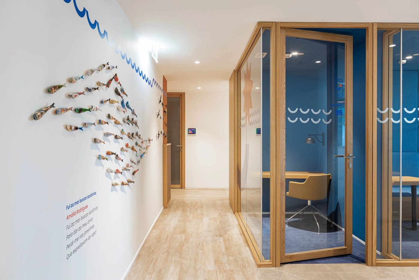 Couloir de bureaux vitrés